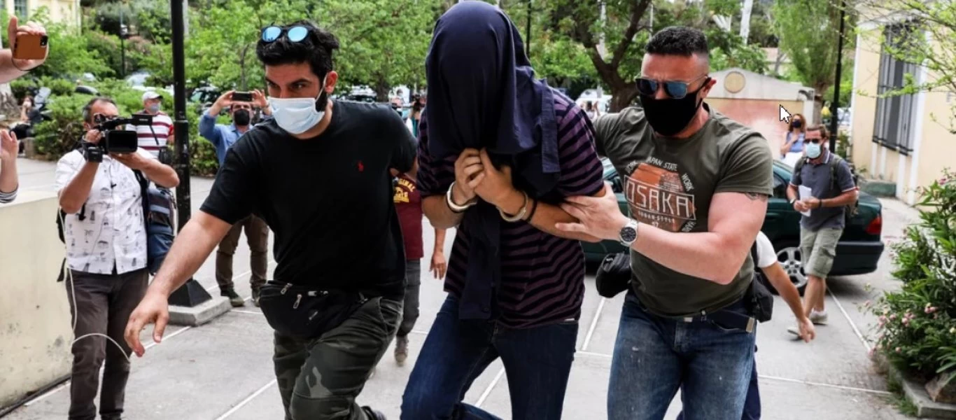 Δικηγόρος σάτυρου Νέας Σμύρνης: «To βίντεο είναι παράνομο - Δεν φαίνεται πουθενά το μόριό του» (βίντεο)